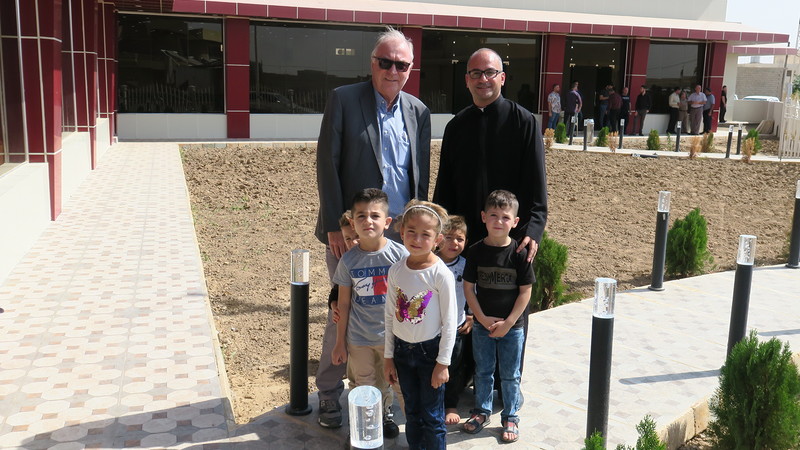 Nordirak, Telskof, neues kirchliches Gemeindezentrum (v.l.n.r. Helmut Kukacka (AKV), Pfarrer Salar Bodagh)